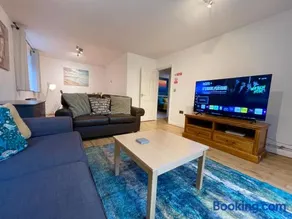 Large 5 bed detached house near Stansted Airport with Parking for 2 vehicles! Stansted Stays - Image 3