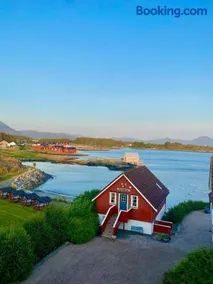 Waterfront Rorbu - By the Beach - Image 1
