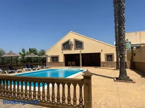 Relax y piscina privada para familias - Image 1