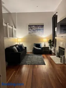 Luxury Executive Townhome in San Jose Ideal for Business, Extended Stays - Image 1