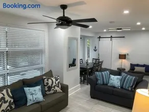 Cozy Coastal Retreat N Lake Ontario Sleeps 8 - Image 1