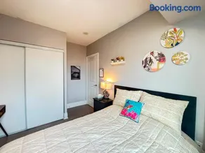 Home stay - Room with Yonge Street view and 3 Star Hotel Amenities - Image 4