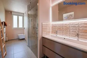 Elegant 2BR Apartment with Terrace - Image 4