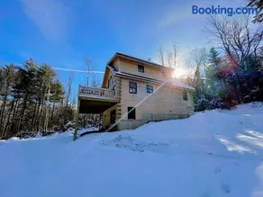 31R Brand new log home on quiet side street in Bethlehem, close to Main Street! 20 min to skiing - Image 1