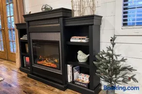 Tiny Cabin, Private Pond, Firepit - Image 1