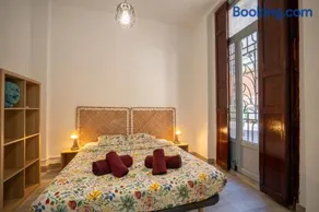 Luminoso Apartamento Familiar y Patio Privado - Image 1