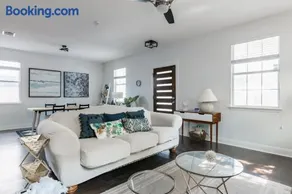 Modern 2-Story Cowboy Pool Retreat Mins to Downtown, UT Football, ACL, F1 - Image 2