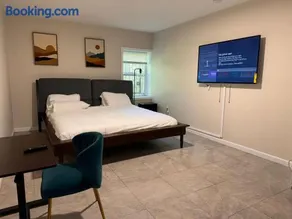 Cosy Bedroom 6 minutes to EWR Prudential Hotels Pen station - Image 1