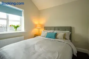 The Stone House Sleeps 10 with Parking - Image 3