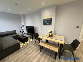 Queen Apartment - En-Suites - High Spec - 7 Guests - Image 3