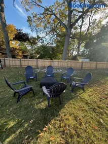 Charming 2 Bedroom Apartment Steps to Downtown Near Naval Base - Image 5