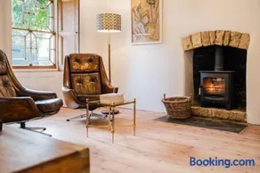 Grade II listed Cottage with Ground Floor Bedroom - Image 3