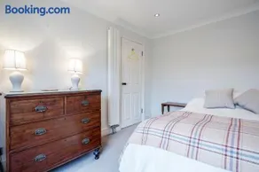 Cozy & Stylish 2BR in Battersea - Image 4