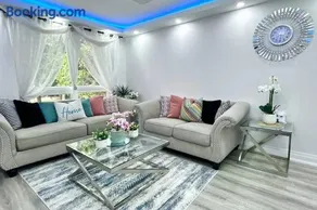 Super Luxury Family Home - 3 Bedrooms, 1 Full Bathroom and 1 Half Washroom with Free Parking, Wifi, Netflix - Image 2