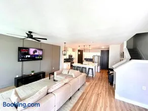 Loop, New Luxurious Large 3BR House, Sleeps 11 with Free Parking - Image 1