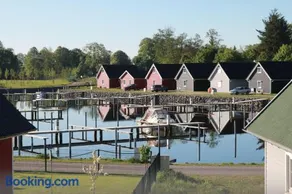 Skandinavisches-Ferienhaus-2-Reihe-zum-Wasser-fuer-6-Personen - Image 1
