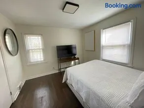 New! Cozy 4-bedroom w/ free parking. Dogs welcome! - Image 4