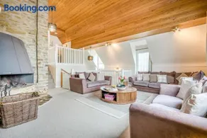 6 Bed in Hersham oc-t29211 - Image 1