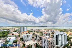 Luxury two-beds harbour views apartment - Image 2