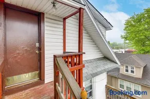 Train to Philly! Pet-Friendly Unit in Barrington - Image 2