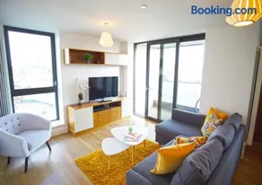 Spacious 2BR 2BA Apartment with Balcony & Free Parking - Near ExCeL & City Airport - Image 3