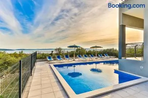 Intimate secluded Luxury Villa Cambello, GORGEOUS SEA VIEW in Croatia - Image 2