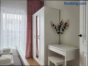 Factory apartment in historical estate, air conditioned, Metro - Image 2