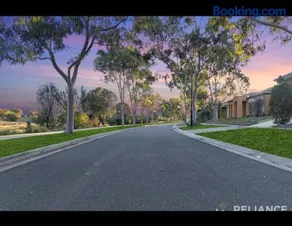 Green and sereen home in western suburbs - Image 2