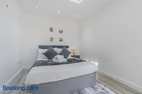 Modern guest house Free Parking - Image 4