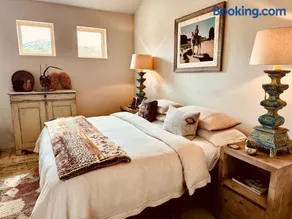 Santa Fe Modern FARMHOUSE 1 ACRE PRIVATE RD SOAKING ROOM 3 min Canyon rd - Image 1