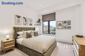 The Kensington Suite - 2Bed Apartment with Parking - Image 2