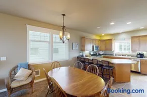 Annie's Oceanside Beach Rest - Image 2