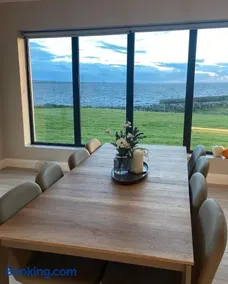 Spectacular ocean views & minutes to Cliffs- Clahane Shore Lodge - Image 3