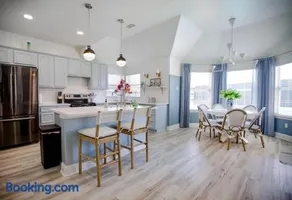 Spacious 4BR with Pool and Grill - Near Lakes and Harbor - Image 1