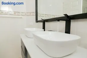 Lignum Vitae with Pool - Kingston - Budget Stay - Image 1
