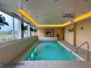Seafront flat with indoor pool with stunning views - Image 3