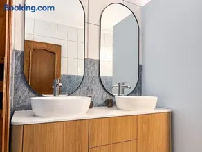 Spacious 4 bedroom I Terrace I Parking - Image 1