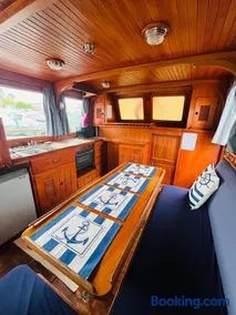 Nuit de quiétude sur un bateau et dans l'eau - Image 4