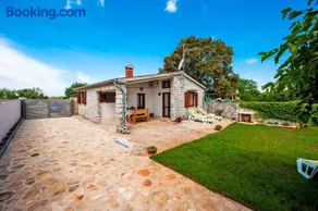 Charming House Nino with a fenced yard - Image 1