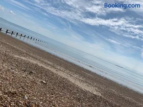 2 bed chalet Greatstone, New Romney sands holiday village 2mins from beach - Image 1