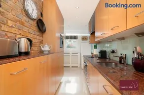 Richmond Three Bedroom Flat Parking - Image 5