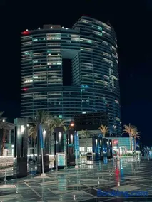 استمتع بتجربة إقامة استثنائية تفوق الخيال في قلب الساحل الشمالي يقدم لك هذا الشاليه الفاخر في أبراج العلمين الجديدة مزيجاً ساحراً بين رفاهية الفنادق العالمية وخصوصية المنزل استيقظ كل صباح على منظر البحر الأبيض المتوسط الفيروزي من شرفتك الخاصة - Image 2