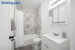 Modern 2BR near NYC, Transportation right outside - Image 5