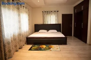 Unique Green Lodge - Image 2
