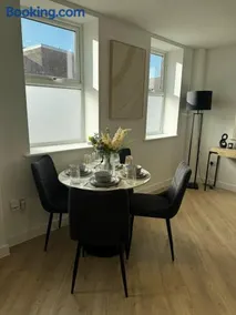 Brand New Modern & Comfy Apartment - Image 4