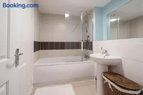 Modern Townhouse - Sleeps up to 6 - Image 3