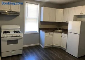 Private 2-bedroom apartment, free parking, direct bus to NYC Manhattan only 2 blocks away - Image 1