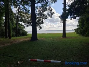 Overlooking Lake Eufaula Alabama PERFECT PRIVATE GETAWAY COTTAGE FOR COUPLES FISHERMAN-FRIENDS located in a private gated community bring the golf cart many paved roads and boat parkingt BOAT DOCK NEAR and community fishing pier and beach - Image 1