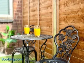 Stylish 2BR - Sleeps 6 - Central Stourbridge Gem - Image 3