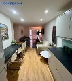 Modern, spacious 4 to 5 bed house in Bishops Stortford, close to Stansted - Image 5